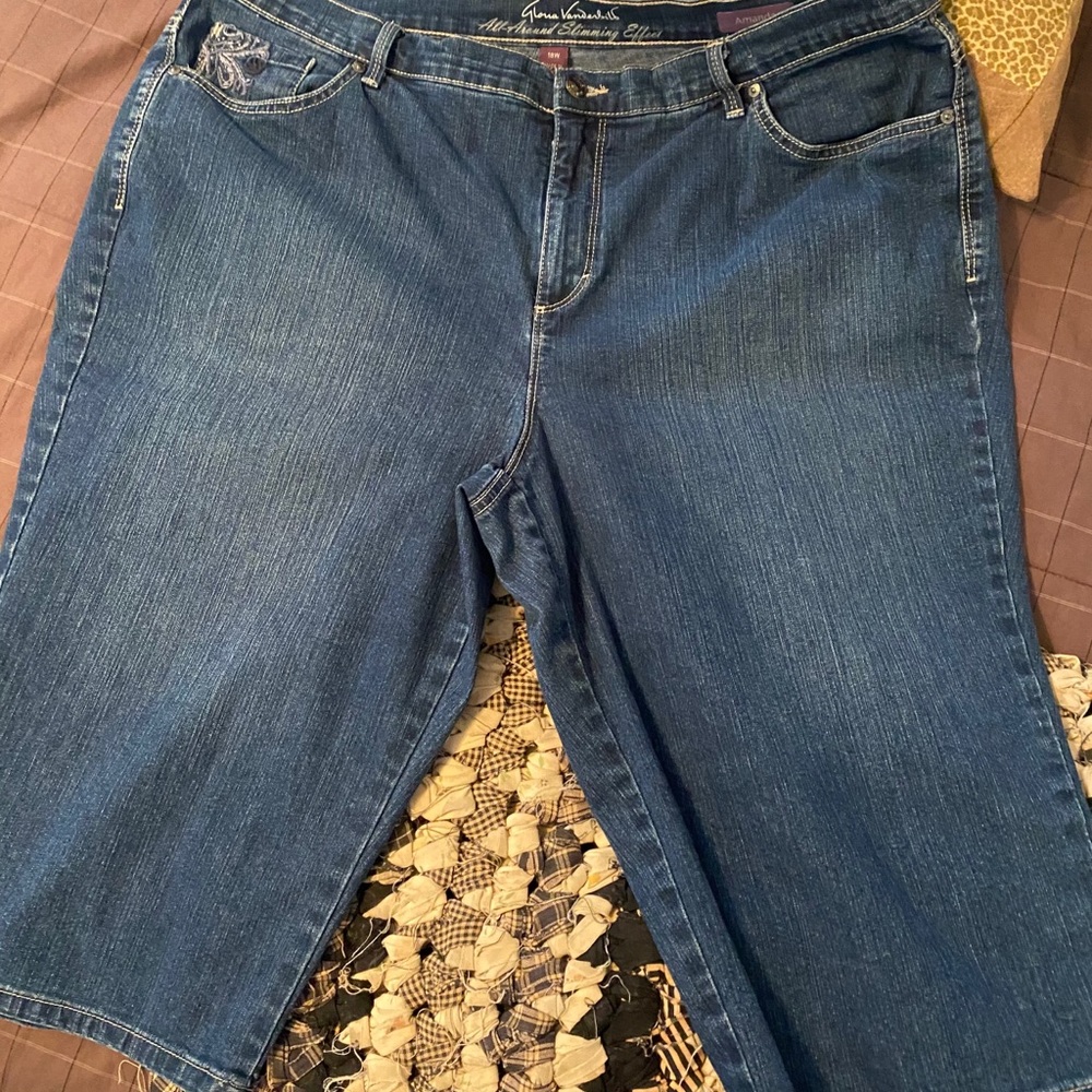 Cute Skimmer Capris Embellished Jeans